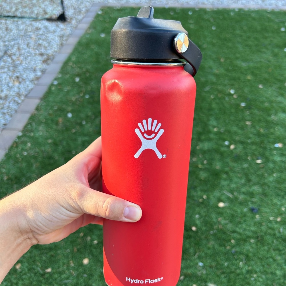 Red 40oz HydroFlask WITH additional lid